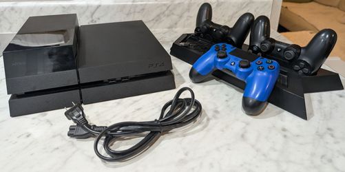 PS4 — 2TB Upgrade + 3 Controllers & Cooling Stand