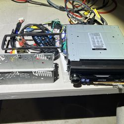 ALPINE FLIP OUT RADIO 