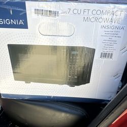 BRAND NEW MICROWAVE!! 