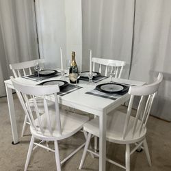 Extendable Dining Table & 4 Windsor Chairs PERFECT FOR ENTERING EVEN WHEN THERE’S NOT MUCH SPACE!
