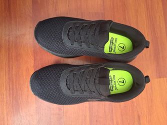 Tennis shoes