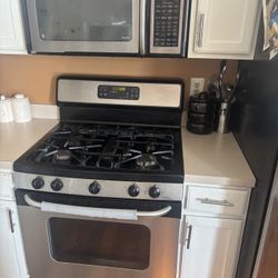 Stove And Microwave 