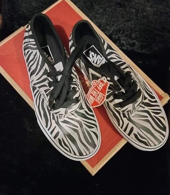 Women's Brand New Vans Size 7