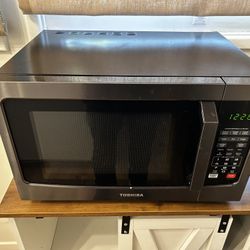 Toshiba 1000 Watt Microwave - In Westchester