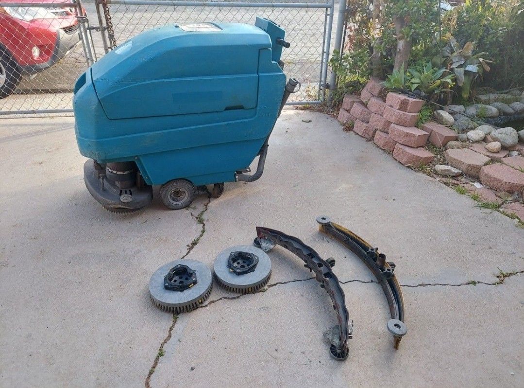 Tennant M5400 Floor Scrubber