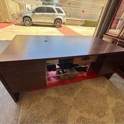 Free ！large desk was placed in my garage. 