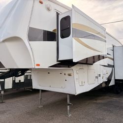 2008 Coachmen Wyoming 5th Wheel 37Ft With 3 Large Slides Must See