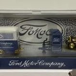 M2 Auto Haulers Series 93: 1948 Ford Parcel Truck & 1932 Ford Roadster CHASE 750