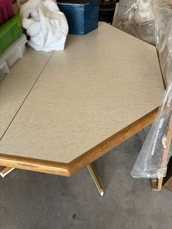 Kitchen table, with expansion leaf