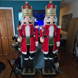 2 6 FT NUTCRACKER MUSICAL BLUETOOTH  SINGS AND LIGHTS UP