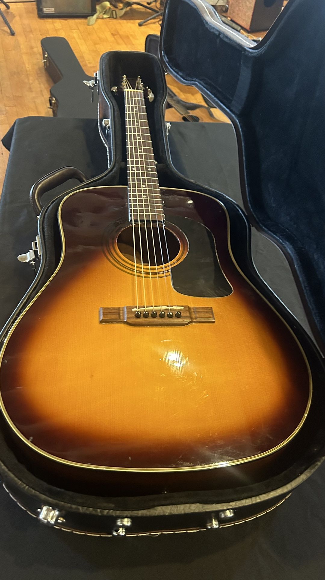 WASHBURN D-10 I/VS Guitar 97 / Hardshell Case
