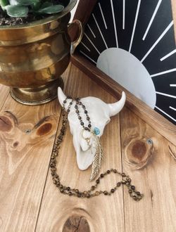 NEW FEATHER CHARM NECKLACE 