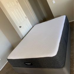 QUEEN BEAUTYREST HYBRID MATTRESS AND FREE BOX SPRING