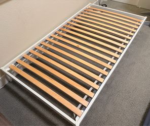 Metal bed frame, single mattress