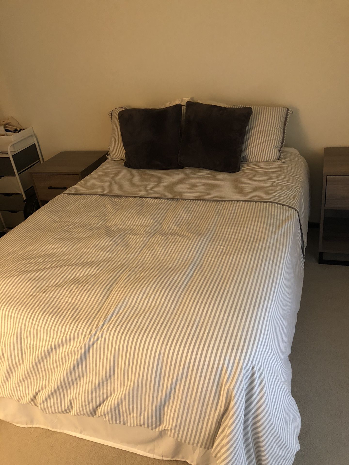 Full size bed (mattress, box spring & frame)