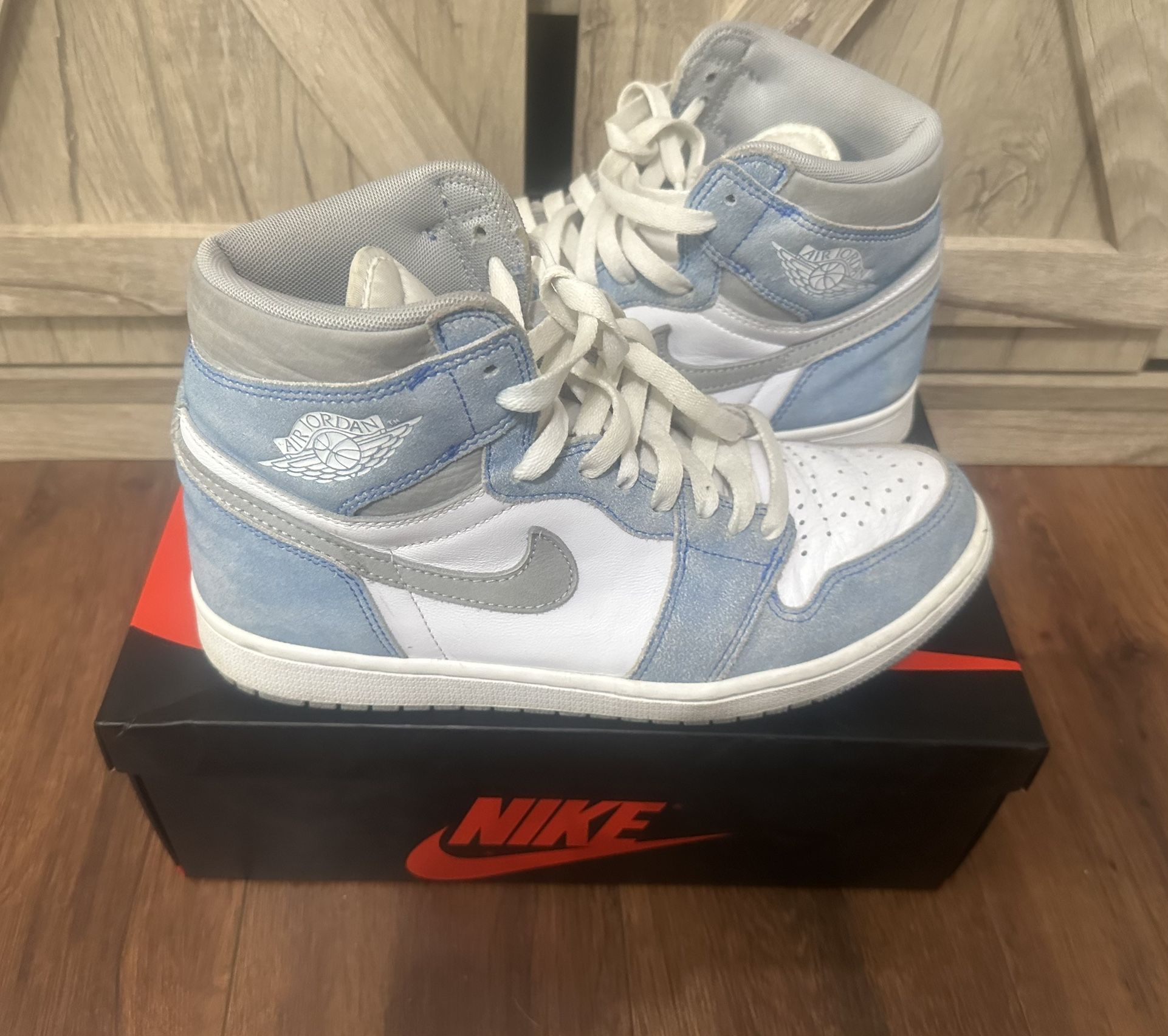 Jordan 1 Retro Hyper Royal