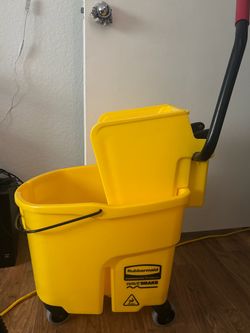 Rubbermaid 26-Qt Mop Bucket & Wringer – Like New