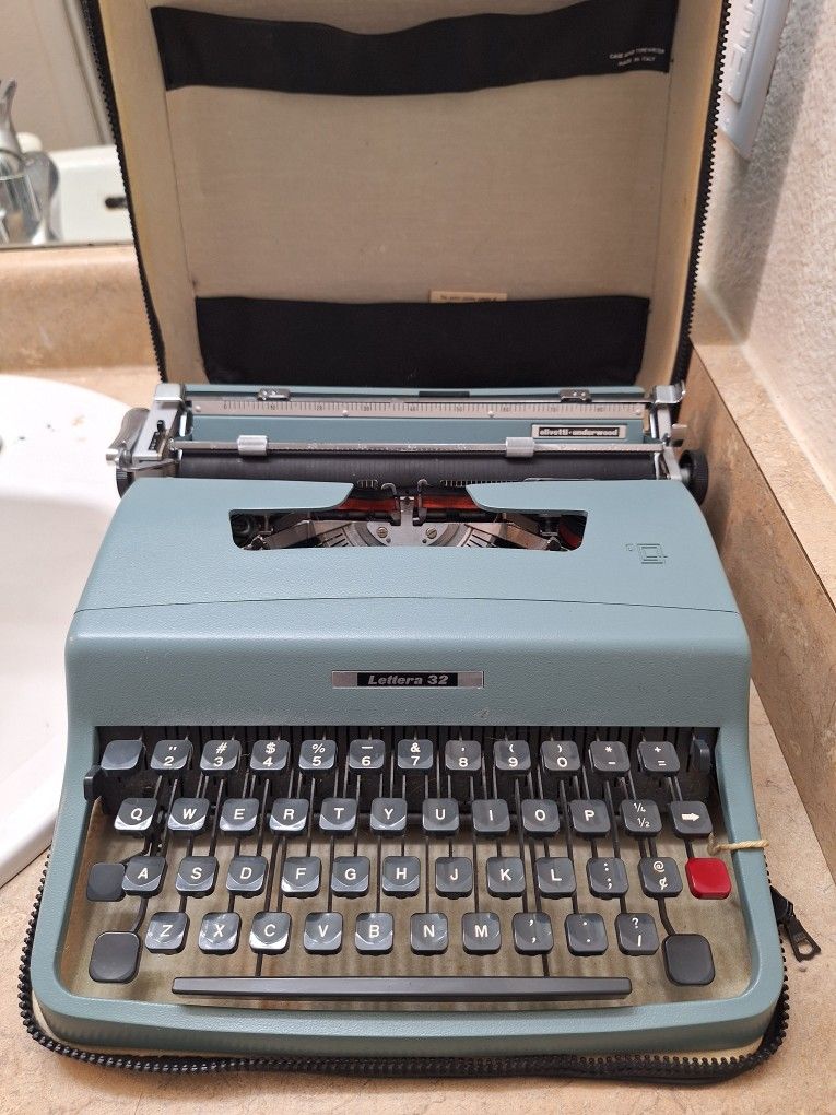 Vintage Olivetti Underwood Lettera 32