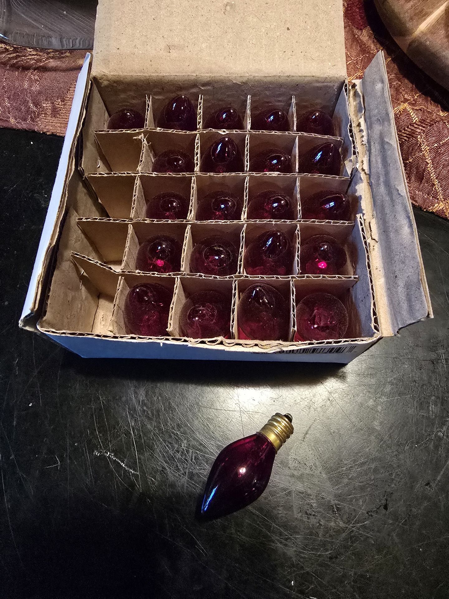 C7 red twinkle bulbs 22 count. Brand new in box.
