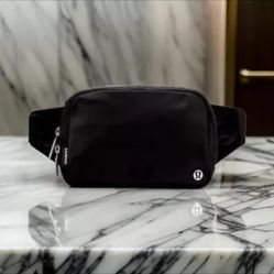 New Lululemon Black Waist Bag with Tags NEW 1L