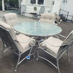 Outdoor table and 4 chairs with Cushions