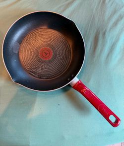 T-FAL FRYING PAN. MEDIUM