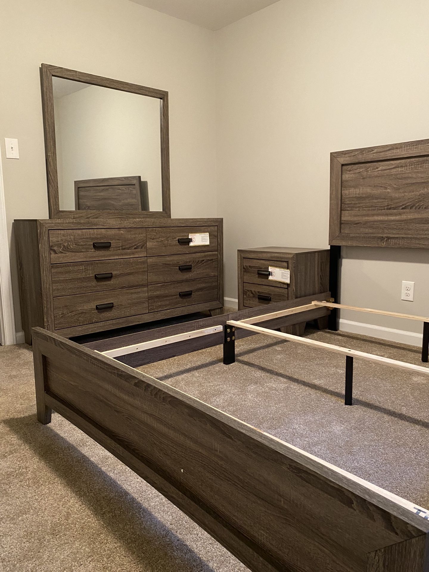 Brand New! 4 Pieces Queen Bedroom Set With Amazing Price!!