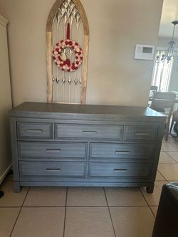 The Soho Baby Manchester 7-Drawer Dresser boasts
