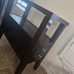SIDE TABLE WITH DRAWER 
