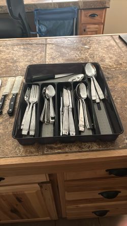 42 Pc Cutlery Set Plus 4 Steak Knives/ 2 Reg Knives