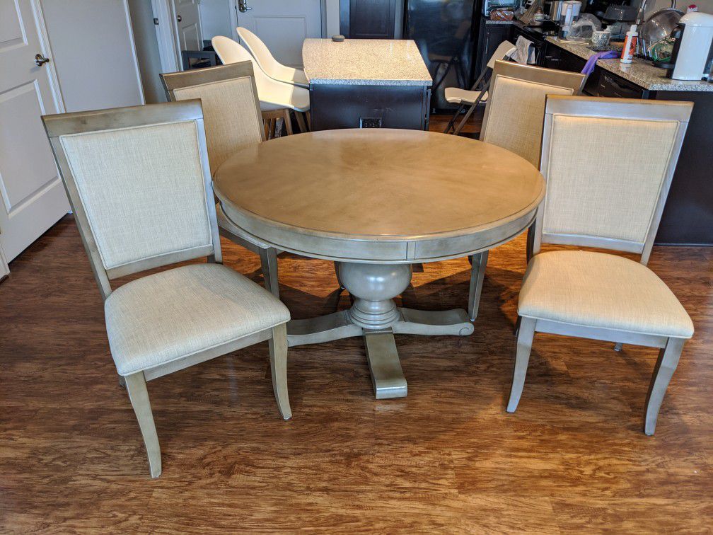 Dining table set with 4 chairs. Great condition. 48 inches in diameter and 31 inches in height.