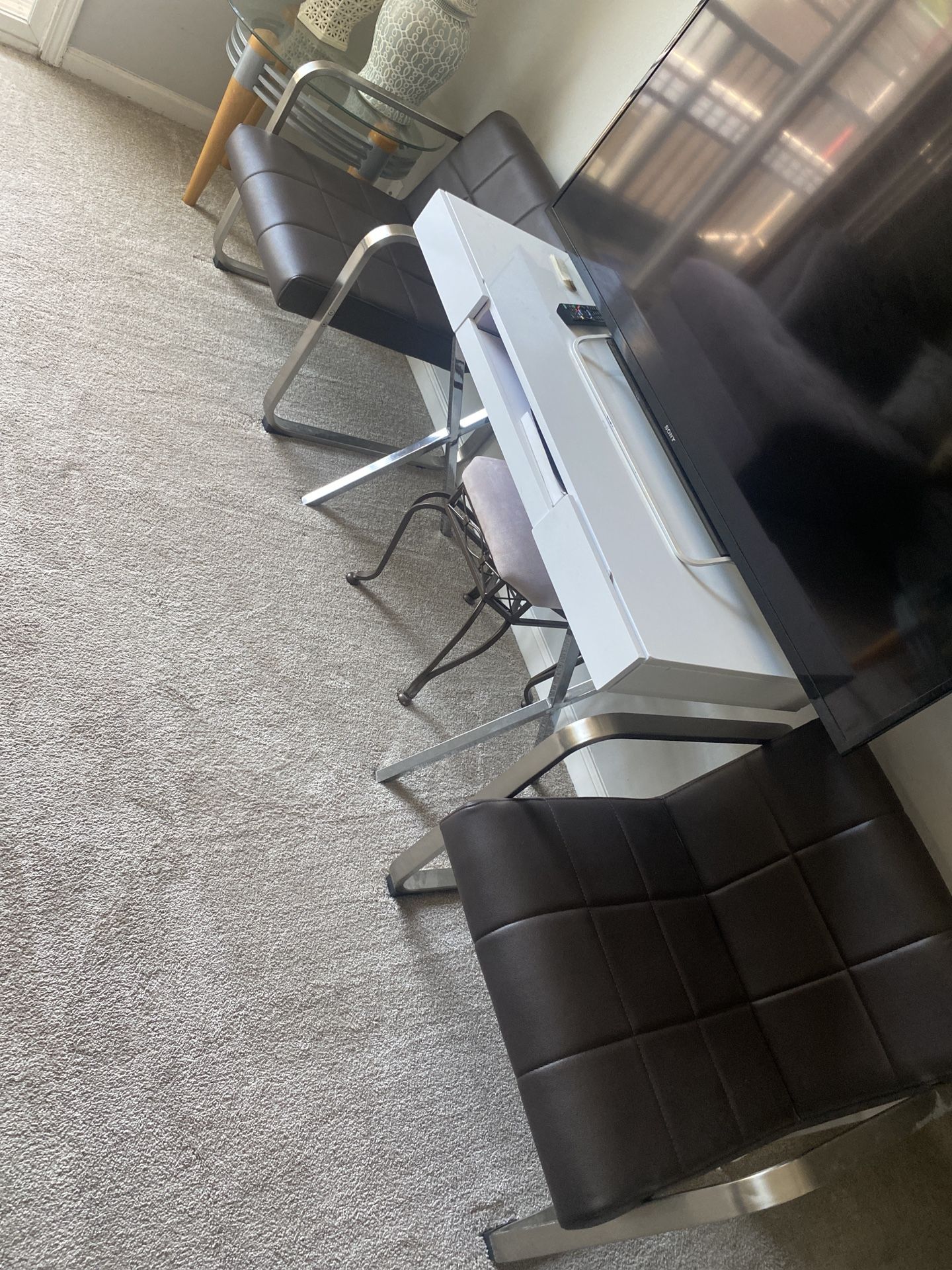 🪑 2 Modern Chairs + White Desk / TV Stand – $120