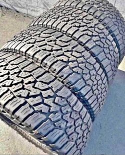 275/70/18 falken 📍📍 Vendo un set de llantas con 80% de vida las 4 📍🌟