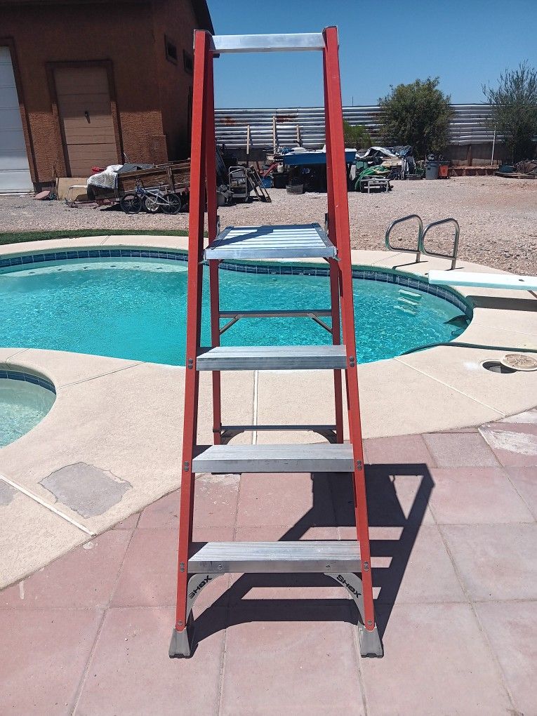 Louisville 4ft Fiberglass Platform Ladder