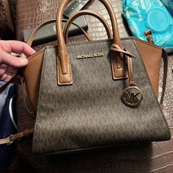AUTHENTIC MICHAEL KORS BAGS! PRICE IS NEGOTIABLE 