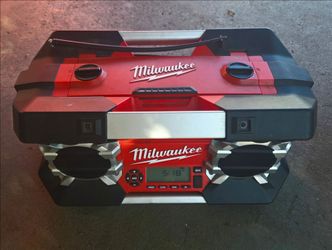 MILWAUKEE JOBSITE RADIO WITH BATTERY
