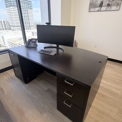 Large Executive Office Desk – Double Pedestal – Excellent Condition