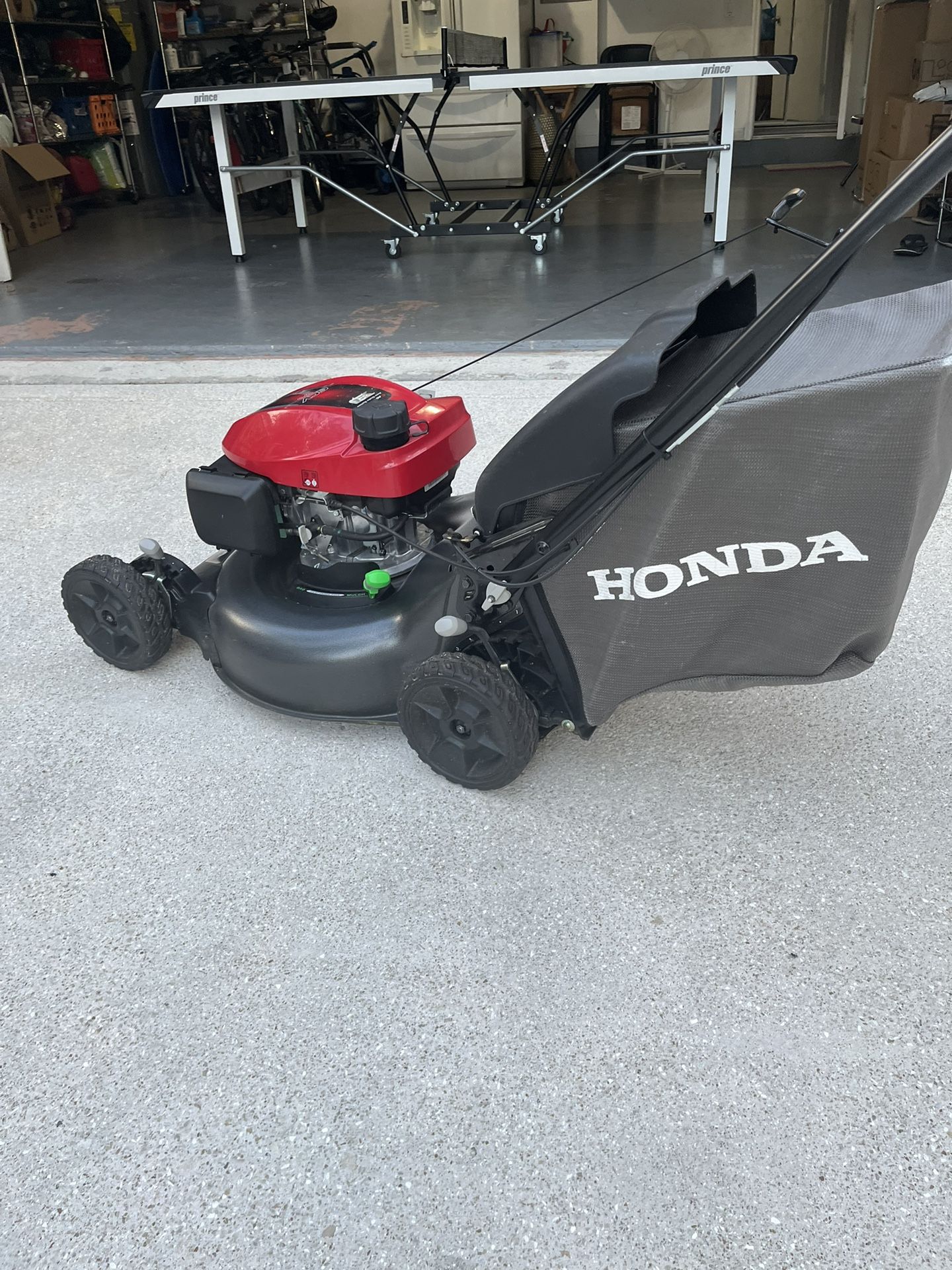Honda HRN 216, WalkBehind SelfPropelled Lawn Mower with Twin Blade