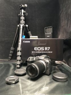 EOS R7 Mirrorless Camera (Used Great Condition) Bundle