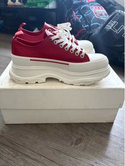 Alexander McCombs size 10 red come with extra white laces