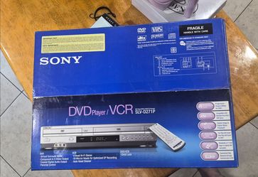 Sony SLV-D271P DVD/VCR combo player box featuring a silver unit picture, remote illustration, and feature highlights.