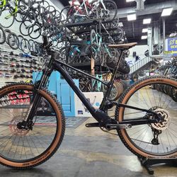 Like New SCOTT Spark (contact info removed) Full Suspension Black Mountain  Bike 29 Wheelset LARGE With Seatpost Dropper