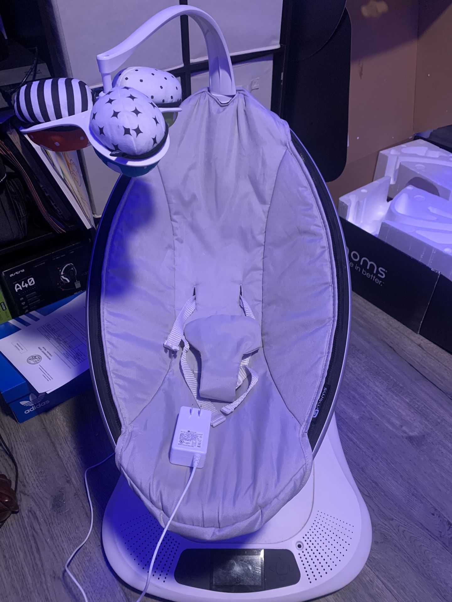 4Moms Mamaroo Swing (Everything included!)