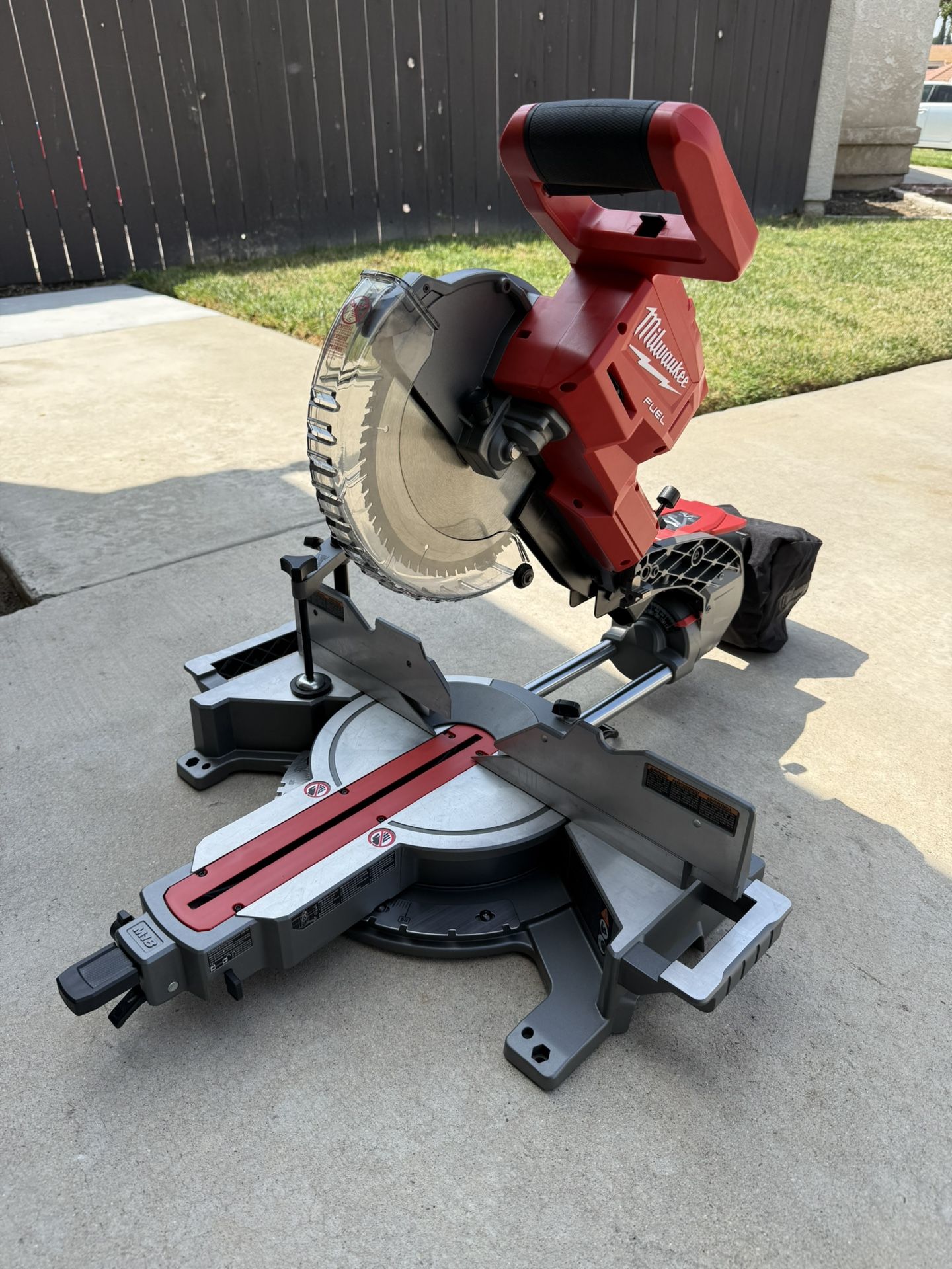 Like New Milwaukee M18 FUEL 18V Lithium-Ion Brushless Cordless 10 in.Miter Saw