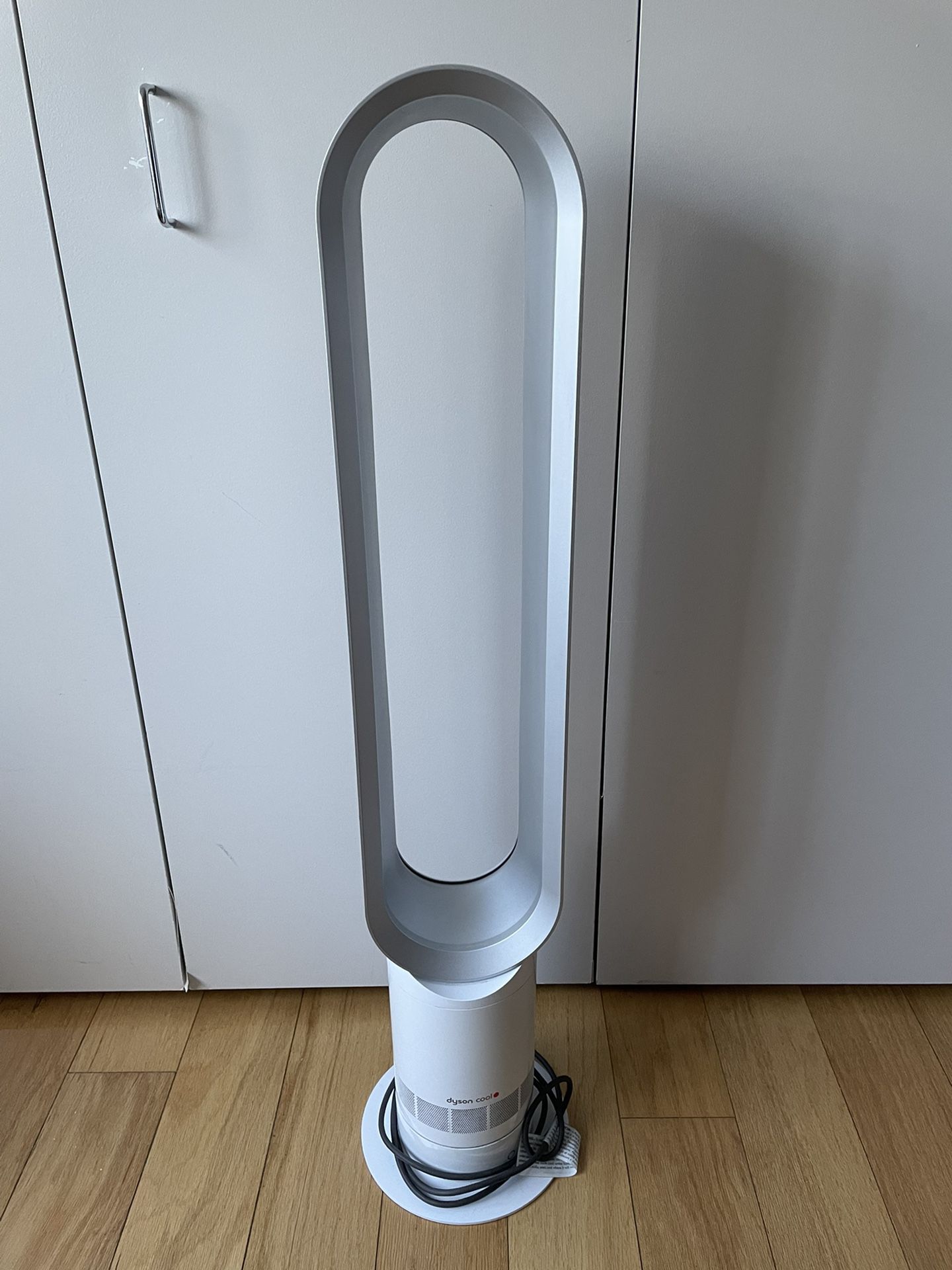 Cool AM07 Tower Fan + Remote for Sale New York, NY - OfferUp