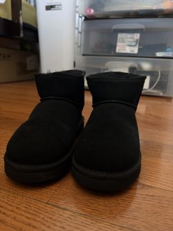 UGG Women’s Black Mini Boots Size 7 Brand New