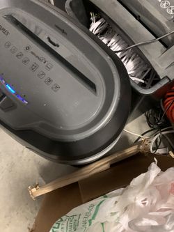 Staples paper shrreder