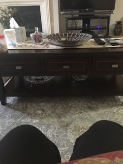 Very nice coffee table with three draws