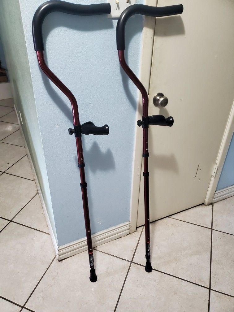 Millennial in Motion Crutches