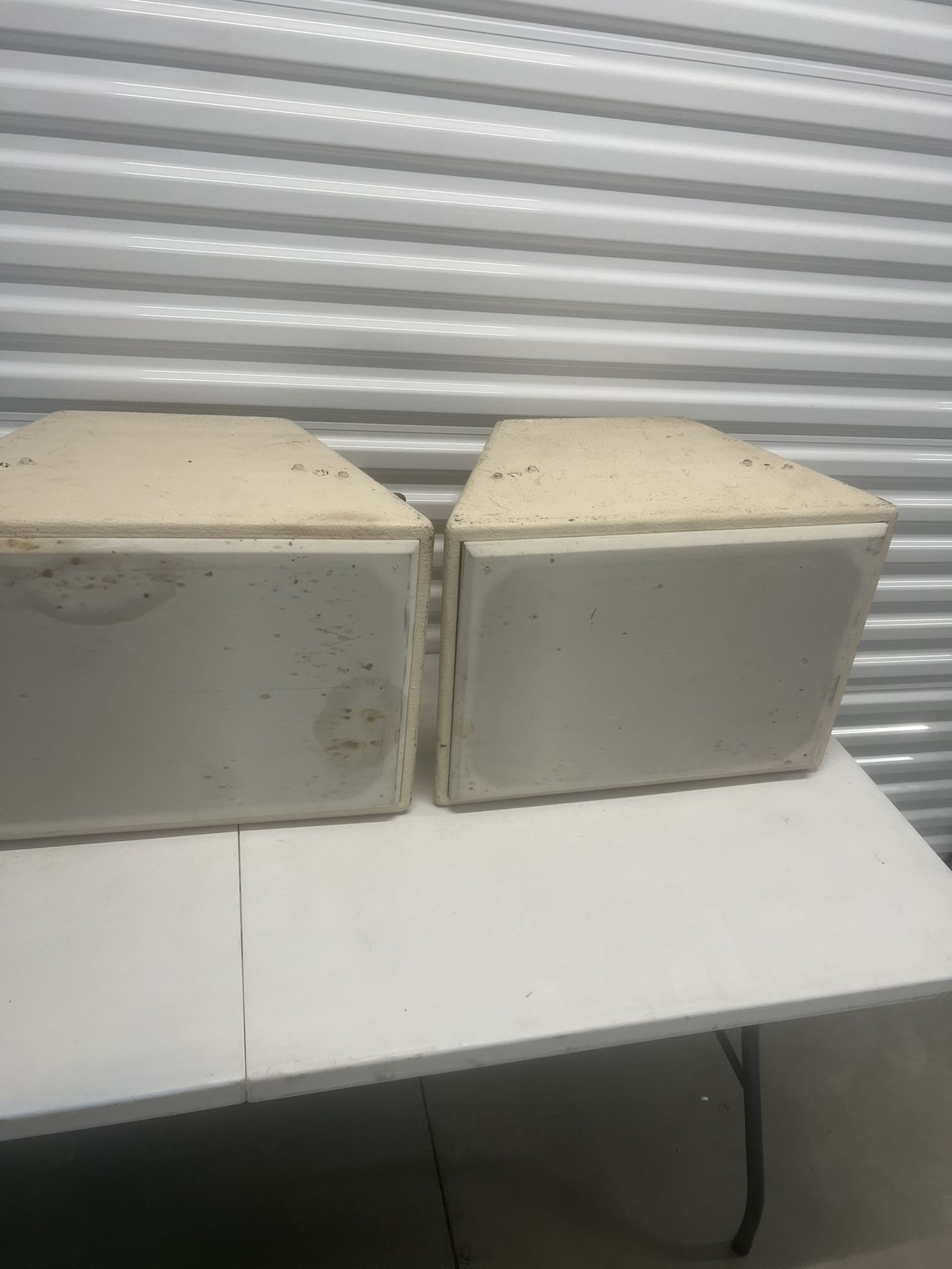 (2) Peavey HV 1280 Full Range Two Way Enclosure Heavy Duty Speakers. These rare vintage hangable PA speakers and used in good condition with some nota